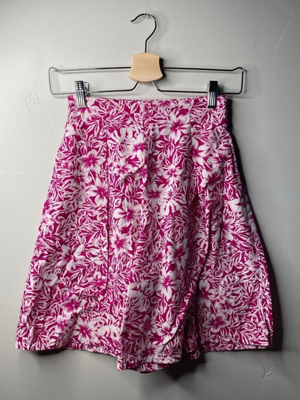 90's Vintage pink and white floral shorts size petite small by Fritzi
